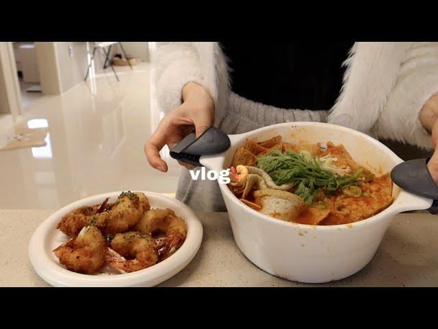 vlog | 겨울 집밥일기  칼칼한 김치우동과 새우튀김, 도시락으로 오니기리  새해맞이 떡국, 마약 김치볶음밥, 계란찜만들어 먹으며 보낸 자취생 일상