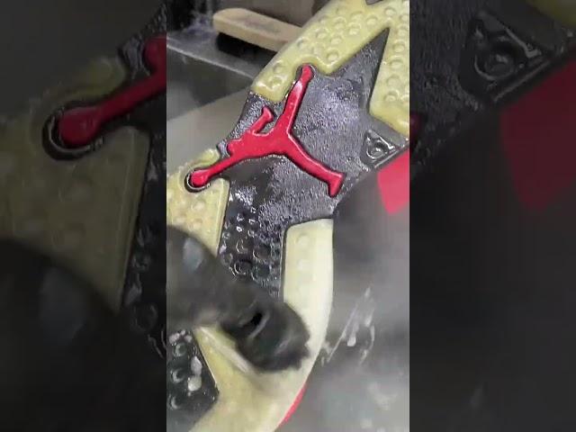  Limpieza para unos Jordan MVP 678 “Raptors” 