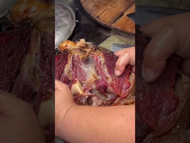 来哟！啃腊猪脚咯