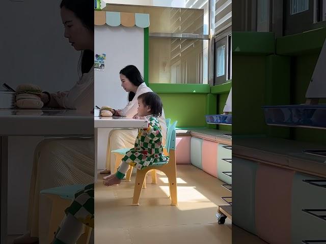 모르는 이모옆에 딱!붙어서 오라해도 안 오네요~