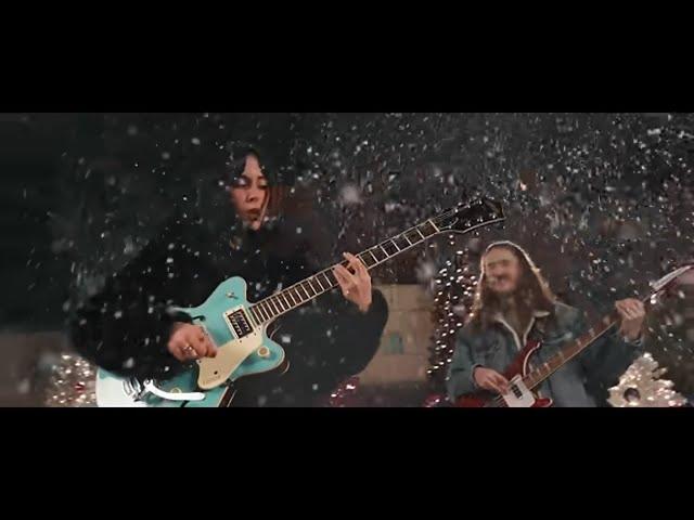 Vika & The Velvets perform "Please Come Home for Christmas"