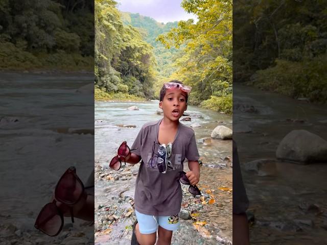 Cuándo un niño está vendiendo lentes en el río ￼ #shorts #comedy #funny #rio