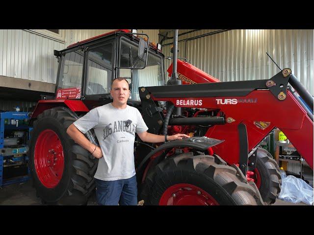 Assembling a Belarus tractor for a Canadian farmer Arendu and his family