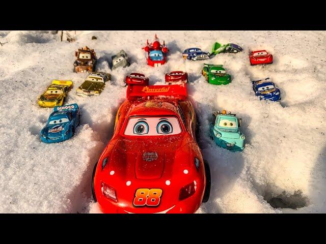 Looking for Disney Pixar Cars On the Rocky Road : Lightning McQueen, Sally, Ramone, Fritter, Wingo