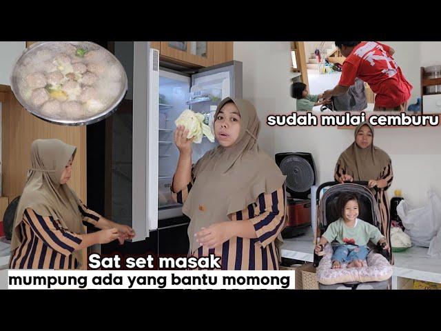 Sudah mulai cemburu ⁉️ sat set masak mumpung ada yang momong