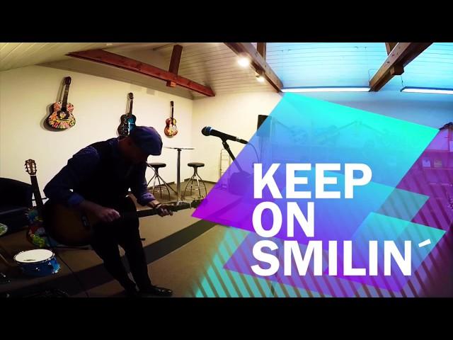 "Keep on Smilin´" by Marvin Scondo @ "Alexandras bunte Gitarren Ausstellung" - Sofa Konzert