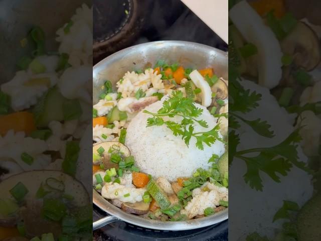 Cơm Mực xào Nấm mỡ và rau củ.