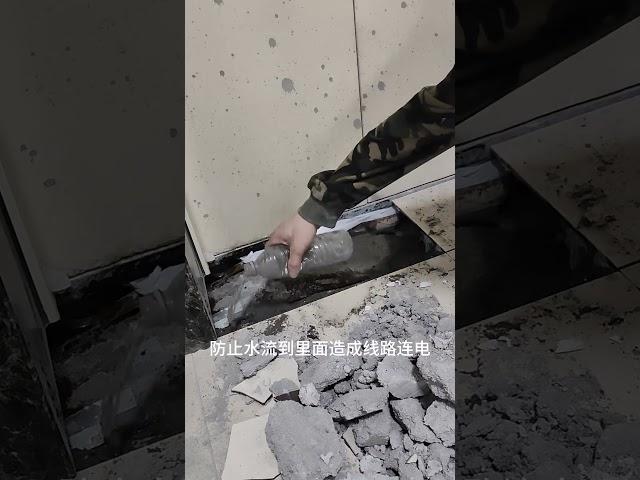 把瓷砖砸掉重新贴！#贴砖现场实拍 #铺贴技巧 #贴砖注意事项与细节 #装修 #贴砖