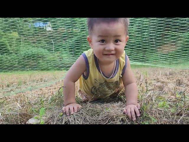 "A single mother's day with her son in the vegetable garden - a meaningful journey to make money"