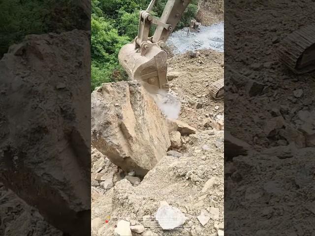 The moment when the excavator pushes the boulder downhill is so shocking!