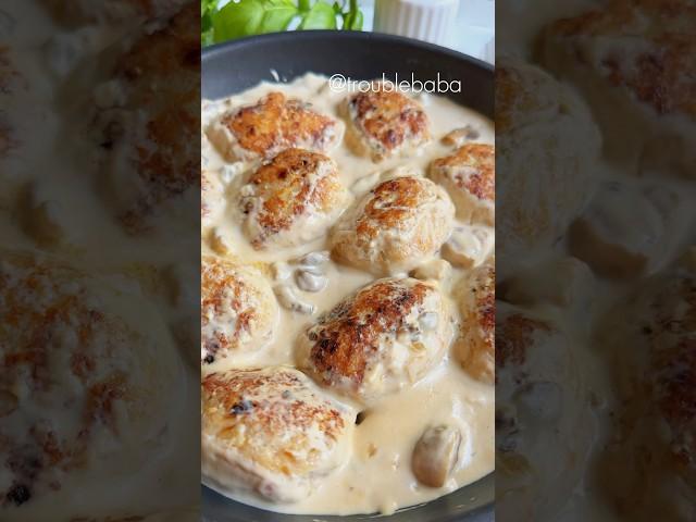 Сочные куриные котлеты в сливочно-грибном соусе.Пальчики оближешь #курица #котлеты #шампиньоны #врек