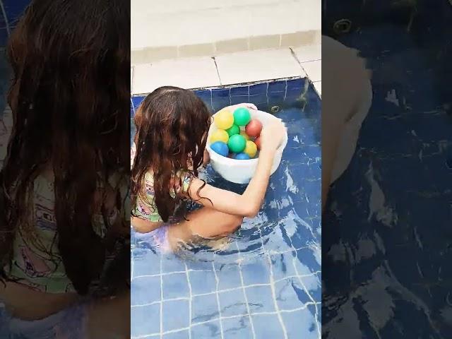 DESAFIO DE BOLAS NA PISCINA #desafionapiscina #diversão