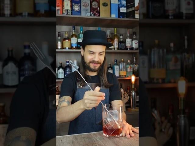 "BARTENDER elabora un NEGRONI de autor" Recuerda siempre beber en forma responsable. #nicolassaya