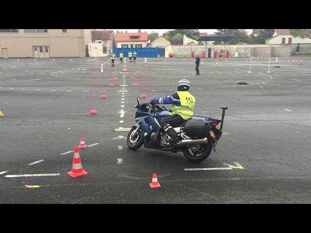 Plateau du permis chez les motards de la Gendarmerie