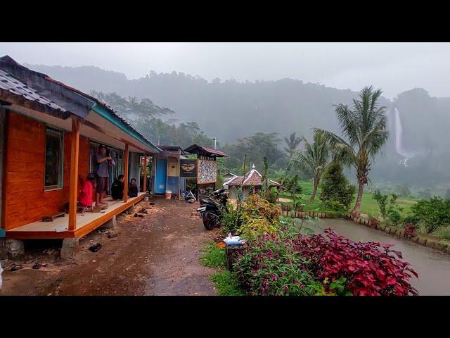 Hidup di desa,, Hujan membuat suasana semakin syahdu saat berkunjung ke kampung abah jajang