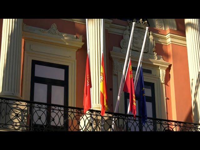 Banderas a media asta en el ayuntamiento de Murcia