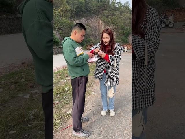 恶毒女骗子拿100块让路人喊她老婆，小伙傻傻照做没想竟让债主不悦，以后还是要注意那些占你便宜的人啊！#funny #乡村生活 #搞笑视频 #正能量 #原创视频#意想不到的结局【小云优选】