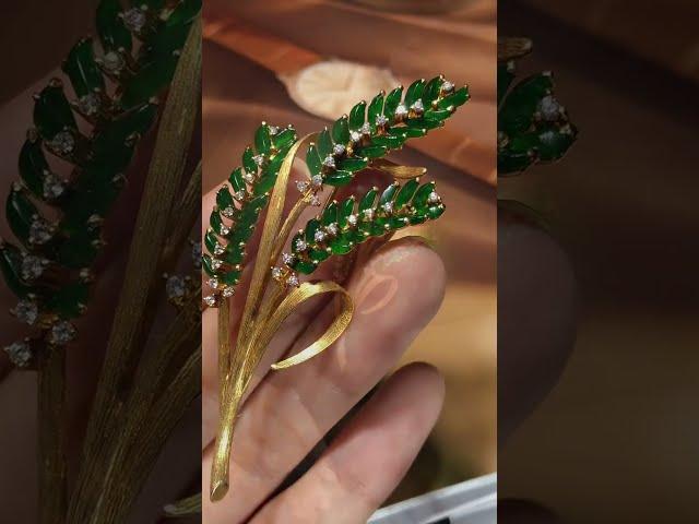 翡翠麥穗胸針，穗芒和麥葉生動重現，透着濃郁的自然氣息，將小麥的豐饒和富足盡數展現…