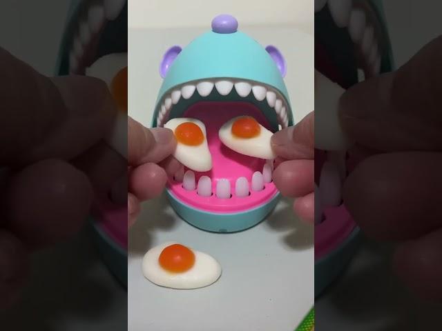 The blue mouse want to eat fried egg gummy candy#asmr #viral #short