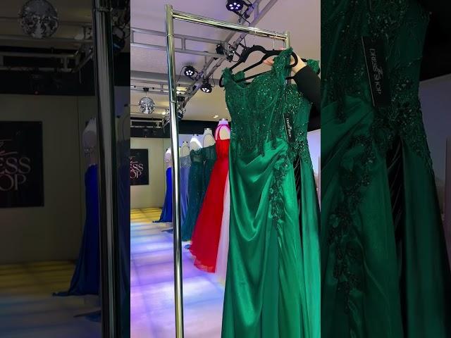 Emerald green looks for every occasion! Whether you’re dressing up or down, find these dresses at