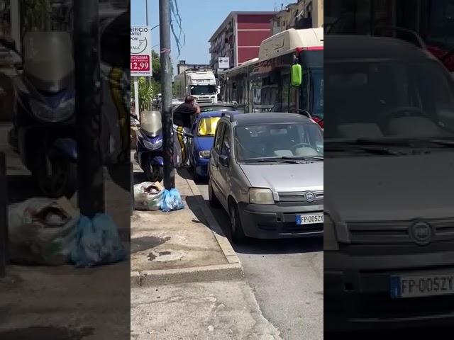 PEDONE SE LA PRENDE CON L'AUTISTA DELL'AUTOBUS E GUARDATE CHE FA DAVANTI A TUTTI, INCREDIBILE!!