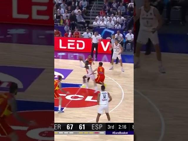 Dennis Schroder fakes it in the air 🫢