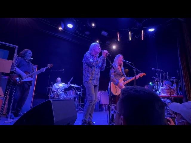 Yo La Tengo w John Cowsill & Vicki Peterson - I'm into Something Good, I Can Hear Music - 2023-12-14