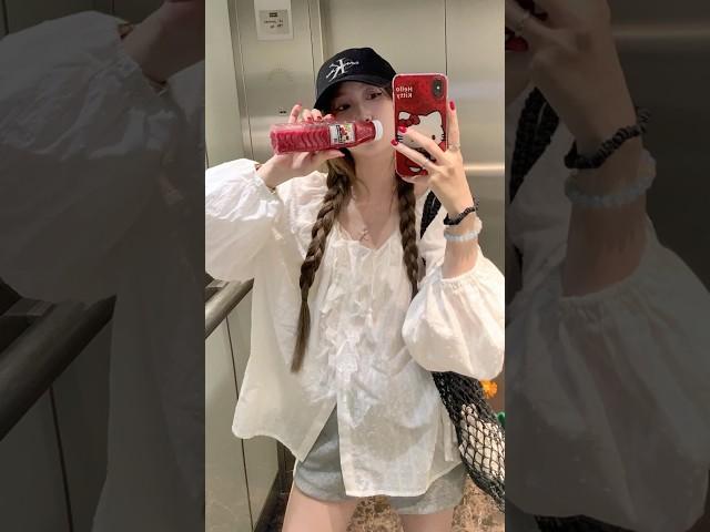 사랑스러운 무드 가득한 레이스 블라우스 #레이스블라우스 #리본블라우스 #프릴블라우스 #셔링블라우스 #볼륨블라우스 #데이트룩 #여행룩 #데일리룩 #블라우스코디