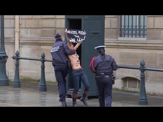 Femen встретили Путина в Париже