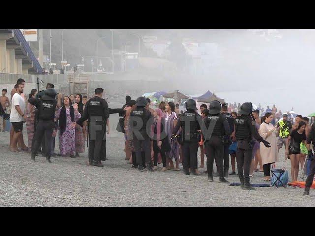 Guardia Civil y Policía desalojan la playa del Tarajal por entrada de marroquíes