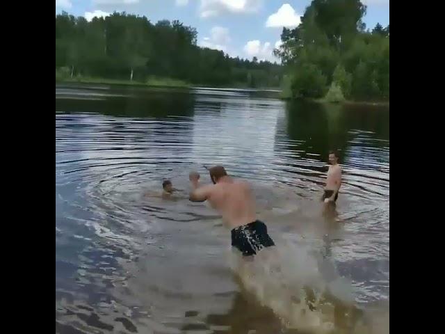 Андрей Смаев поднимает уровень воды в реке