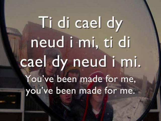 Cân y Tân - Y Bandana (geiriau / lyrics)