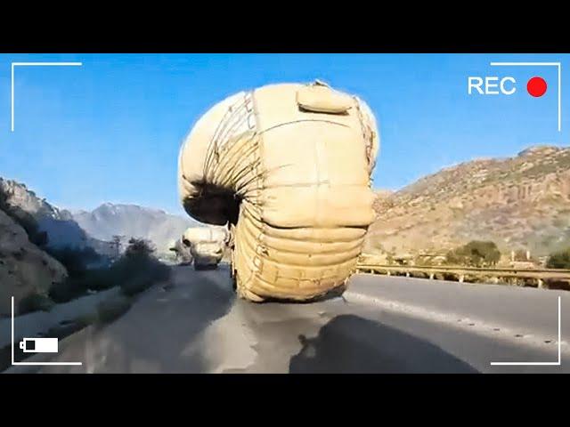 50 Incredible Road Moments Caught on Camera