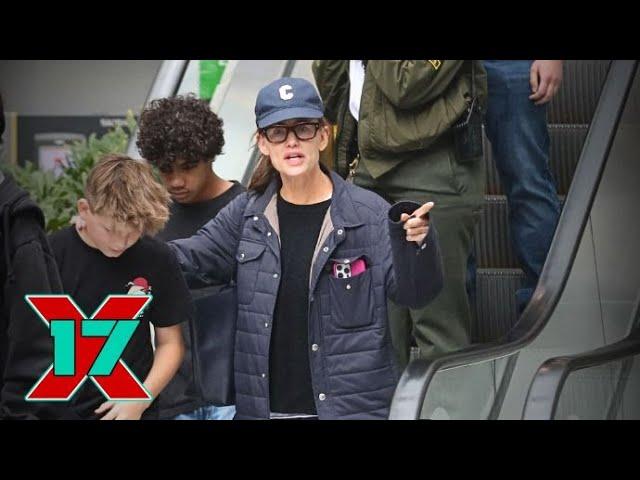 Jennifer Garner Politely Tells The Paparazzi To Go Away During Family Time