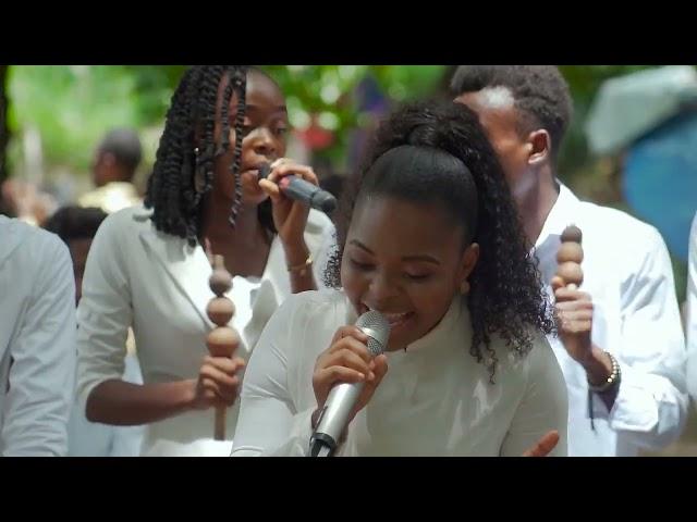 Liliane Mwimpe dans Pueka-lelu version 2 live recording