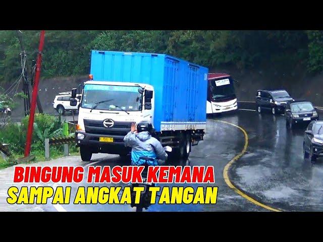 dump truk muatan full pasir