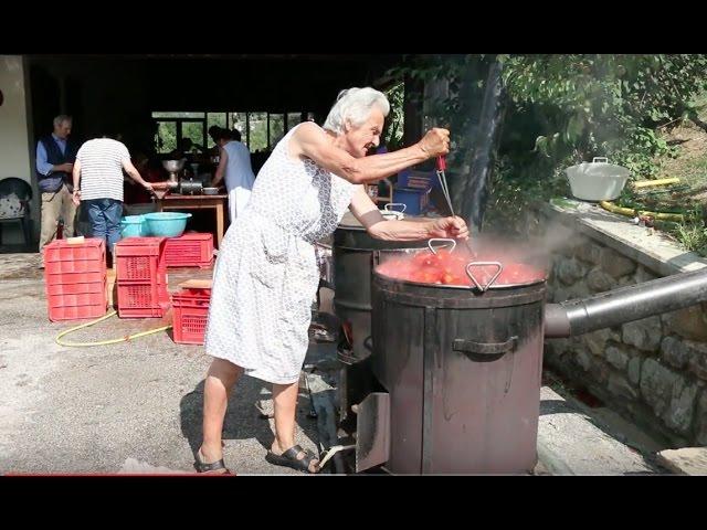 How to make tomato passata | Pasta Grannies