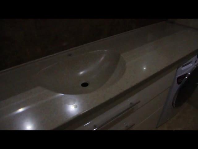 Столешница для ванной с мойкой из искусственного камня