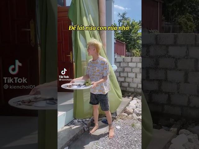 Kiên Chổi tý thì bị bố cho ăn chổi.