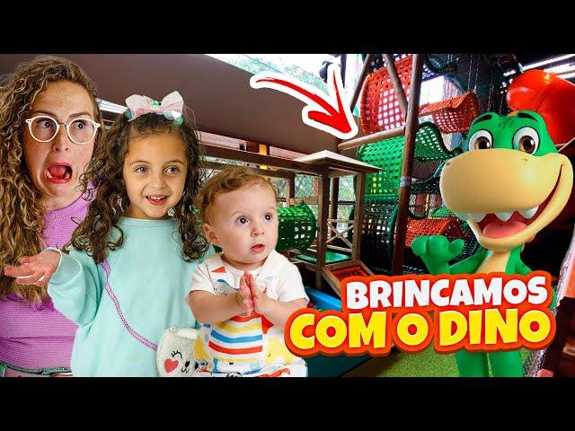 BELLA E LUCCA COMEM E BRINCAM COM O DINO - FAMÍLIA BELLA E LUCCA SHOW