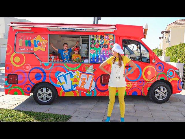 Vlad et Niki explorent le camion de crème glacée de la nouvelle maman