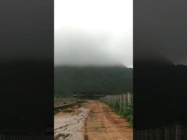 How to construct a building in hilly areas?#mountains#rcc#construction#rainyday#fencingmesh#masonary