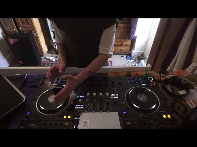 BEGINNER EASY STEP BY STEP BEAT MIXING DJ LESSON FROM ELLASKINS THE ORIGINAL YOUTUBE DJ TUTOR