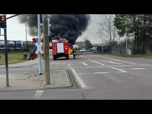 [PKW in Vollbrand] DS977 Sirenenalarm + TLF 16/25, LF 8/6 und MTW der FF Greppin auf Einsatzfahrt