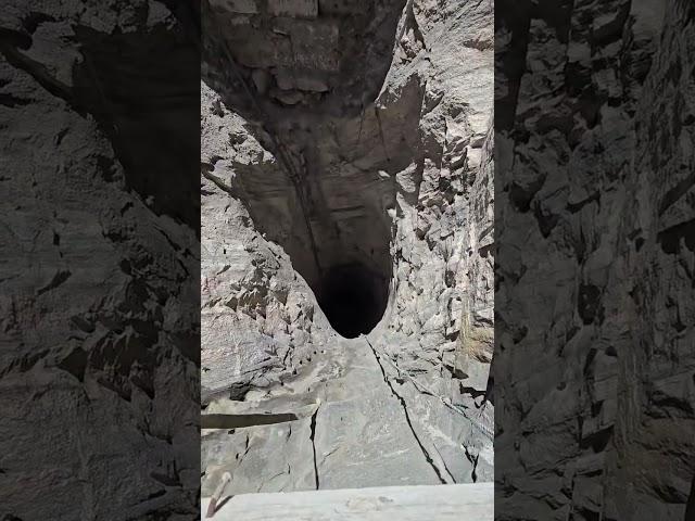 إنجاز رجل يمني خارق: حفر بئر 85 قدم بمعول لوحده في الصخر! كيف وجد الماء؟