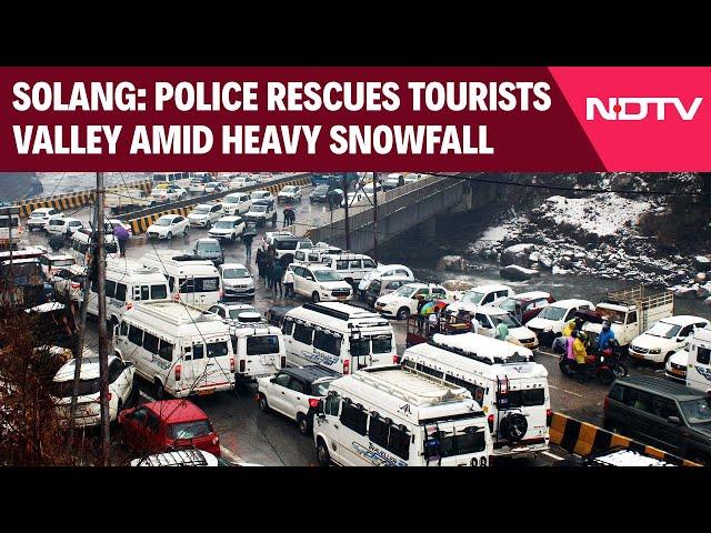 Snowfall News Today | Police Rescues Stranded Tourists In Solang Valley Amid Heavy Snowfall