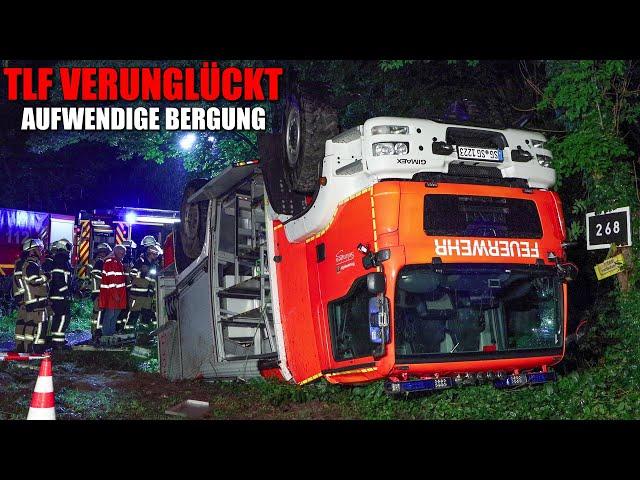 [SCHWERER UNFALL AUF EINSATZFAHRT!] - TLF überschlug sich - 3 Verletzte - Aufwendige Bergung -