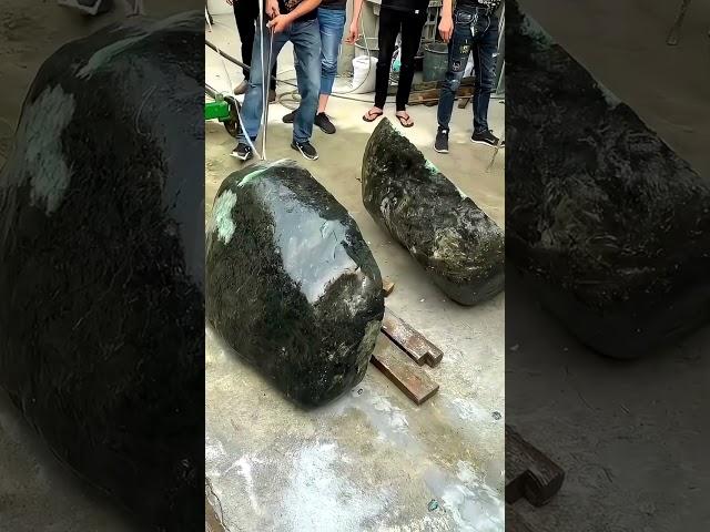 放置20年的翡翠原石切开后货主直接崩溃 #翡翠手镯 #翡翠 #綠a翡翠 #缅甸玉 #crystals #古玉收藏 #珠宝 #jade #翡翠手鐲 #satisfying