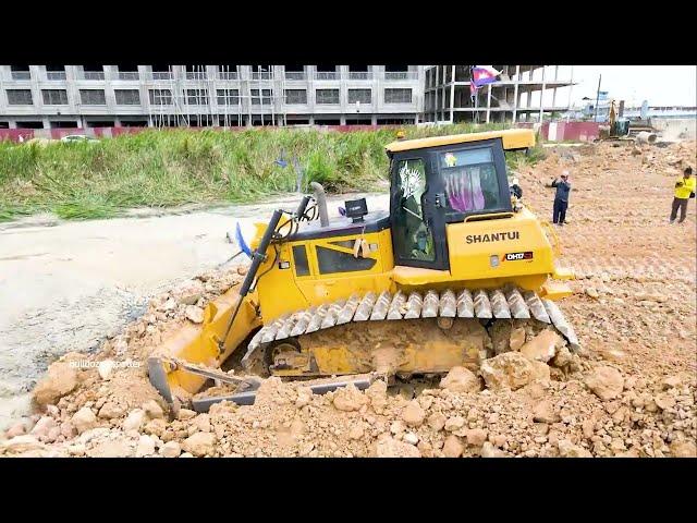 Strong Bulldozer SHANTUI DH17C3 Working push soil by Technique Skill operator