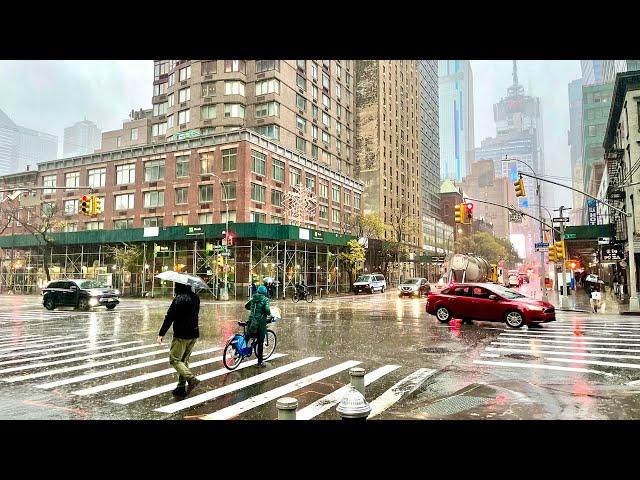 ⁴ᴷ⁶⁰ Walking in Strong Rainstorm in New York City During Rush Hour